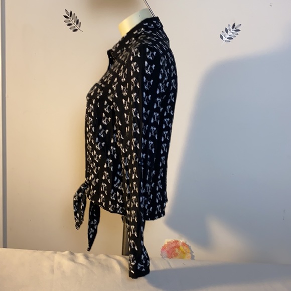 Bull dog print button-up tie off top - Picture 3 of 15